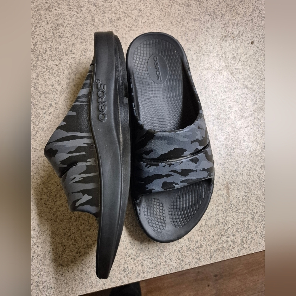 OOFOS Black and Gray Camo Slide Sandals